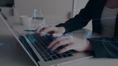 Dizüstü bilgisayar ve önx grafik hologram çizimi üzerinde çalışan iş kadınının çifte pozu. Hisse analizi konsepti. finansal kavram.