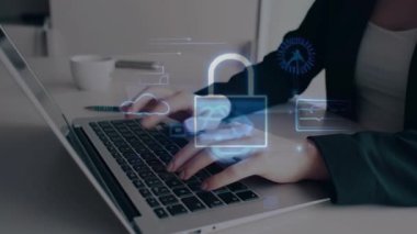 Masada ofis malzemeleriyle dizüstü bilgisayarda yazan iş kadını.