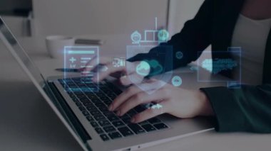 Modern ofiste dizüstü bilgisayar kullanan bir iş kadını. İnternet teknolojisi ve iş konsepti.