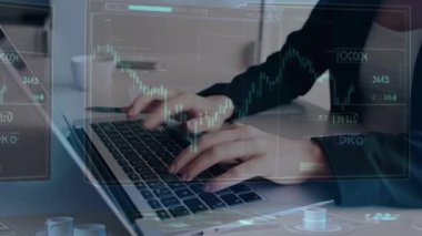 İşadamı ofiste bilgisayarla çalışıyor, borsa ticareti yapıyor.