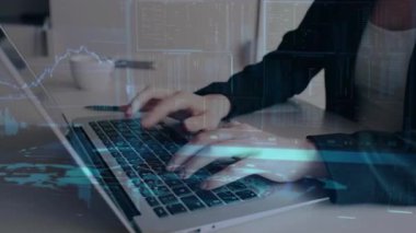 İş kadınlarının bilgisayar ve ön grafik hologram çizimlerini yazarken çift pozlama. Mali analiz kavramı.