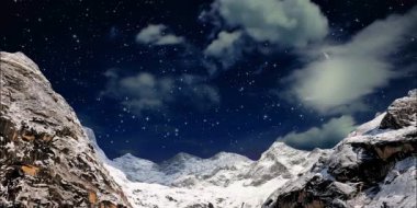 Dağlardaki gece manzarası ay, yıldızlar ve karla kaplı zirveler. Karpat dağlarında kış dağları.