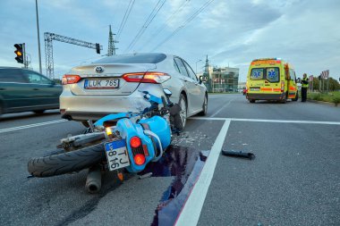 6 Ekim 2021, Riga, Letonya, Arızalı araba ve motosiklet şehir yolunda kaza mahallinde