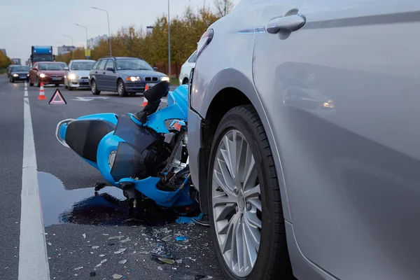 6 Ekim 2021, Riga, Letonya, Arızalı araba ve motosiklet şehir yolunda kaza mahallinde