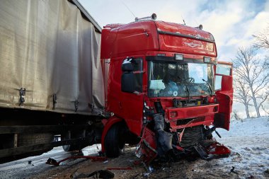 6 Ocak 2021, Eleja, Letonya: Bir kamyonla çarpışma, ulaşım geçmişi, kaza üstüne kaza.