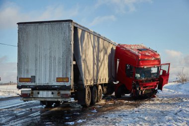 6 Ocak 2021, Eleja, Letonya: Bir kamyonla çarpışma, ulaşım geçmişi, kaza üstüne kaza.