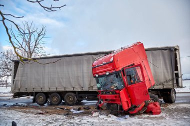 6 Ocak 2021, Eleja, Letonya: Bir kamyonla çarpışma, ulaşım geçmişi, kaza üstüne kaza.