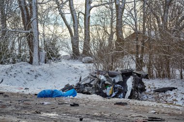 6 Ocak 2021, Eleja, Letonya: Bir kamyonla çarpışma, ulaşım geçmişi, kaza üstüne kaza.