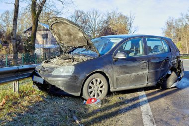 9 Ekim 2020, Ikskile, Letonya: önden çarpışma ve ulaşım geçmişi nedeniyle kazadan sonra araba üstüne araba.