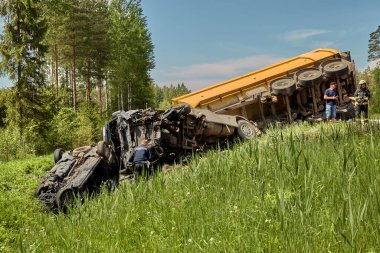 2009 Haziran, 2021, Tinuzhi, Letonya: Bir kamyonla çarpışma, ulaşım geçmişi...