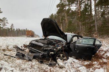 21 Kasım 2022, Riga, Letonya: önden çarpma ve ulaşım geçmişi nedeniyle araba üstüne araba.