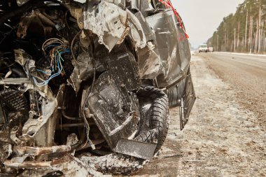 21 Kasım 2022, Riga, Letonya: önden çarpma ve ulaşım geçmişi nedeniyle araba üstüne araba.