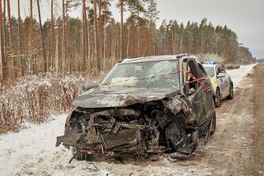 21 Kasım 2022, Riga, Letonya: önden çarpma ve ulaşım geçmişi nedeniyle araba üstüne araba.