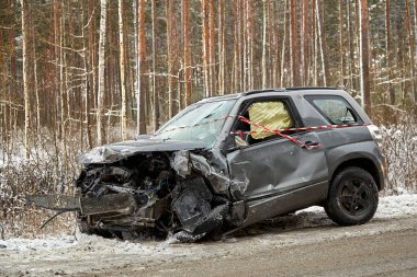 21 Kasım 2022, Riga, Letonya: önden çarpma ve ulaşım geçmişi nedeniyle araba üstüne araba.