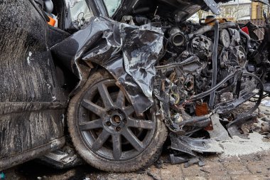 5 Nisan 2023, Riga, Letonya: önden çarpışma ve ulaşım geçmişi nedeniyle araba üstüne araba.