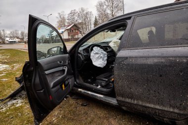 5 Nisan 2023, Riga, Letonya: önden çarpışma ve ulaşım geçmişi nedeniyle araba üstüne araba.