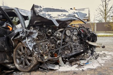 5 Nisan 2023, Riga, Letonya: önden çarpışma ve ulaşım geçmişi nedeniyle araba üstüne araba.