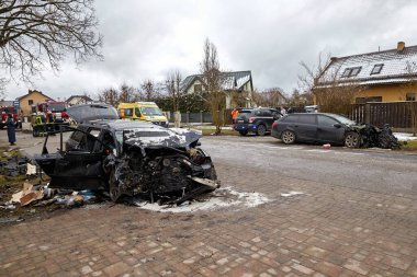 5 Nisan 2023, Riga, Letonya: önden çarpışma ve ulaşım geçmişi nedeniyle araba üstüne araba.