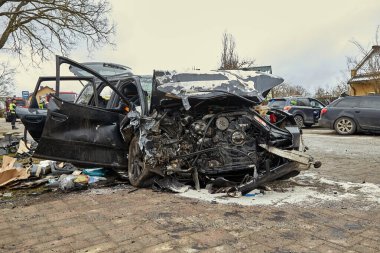 5 Nisan 2023, Riga, Letonya: önden çarpışma ve ulaşım geçmişi nedeniyle araba üstüne araba.