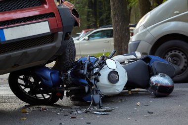13 Eylül 2023, Riga, Letonya, Arızalı araba ve motosiklet şehir yolunda kaza mahallinde