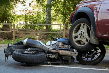 13 Eylül 2023, Riga, Letonya, Arızalı araba ve motosiklet şehir yolunda kaza mahallinde