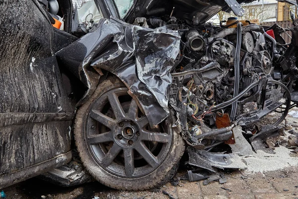 5 Nisan 2023, Riga, Letonya: önden çarpışma ve ulaşım geçmişi nedeniyle araba üstüne araba.