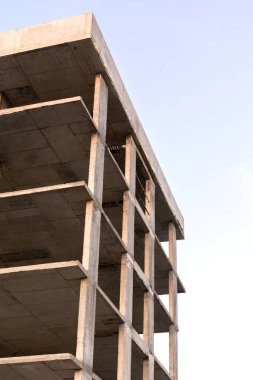 bitmemiş bir yüksek katlı bina