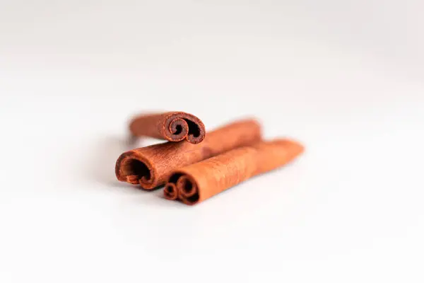 Tarçın çubukları beyaz arkaplanda izole