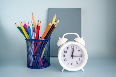 Okula dönüş konsepti. Kitaplar, okul kağıtları ve çalar saat.