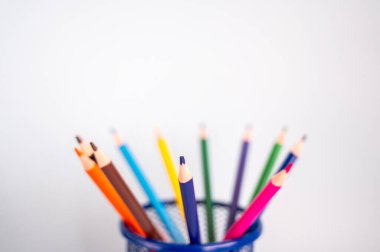 Beyaz arka planda duran renkli kalemler. Boşluğu kopyala