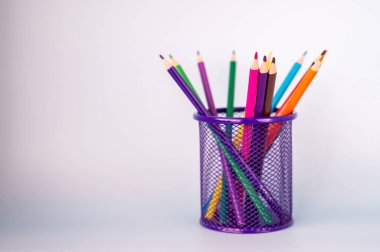 Beyaz arka planda duran renkli kalemler. Boşluğu kopyala