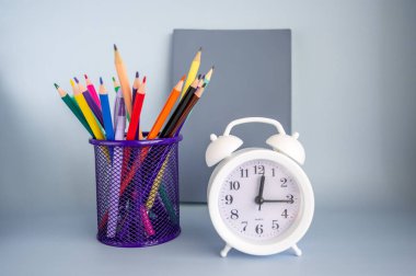 Okula dönüş konsepti. Kitaplar, okul kağıtları ve çalar saat.