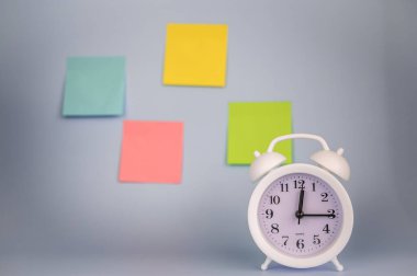 Zaman, deneme yanılma. Saat ve not kağıdı. Son teslim tarihi