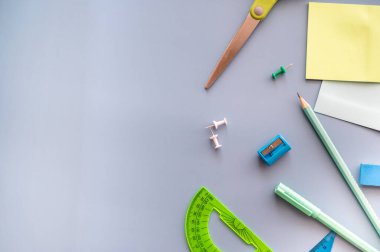 Okula dönelim. Düz yatıyordu. Kırtasiyeli mavi arka plan. Metin için boşluk