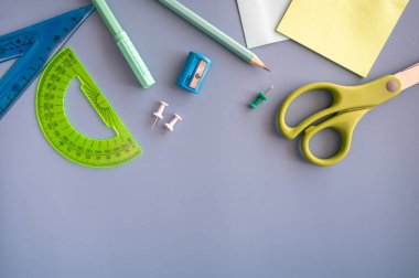 Okula dönelim. Düz yatıyordu. Kırtasiyeli mavi arka plan. Metin için boşluk