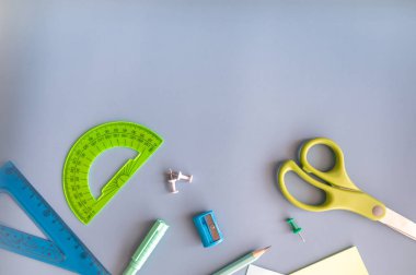 Okula dönelim. Düz yatıyordu. Kırtasiyeli mavi arka plan. Metin için boşluk
