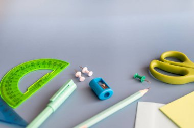 Okula dönelim. Düz yatıyordu. Kırtasiyeli mavi arka plan. Metin için boşluk