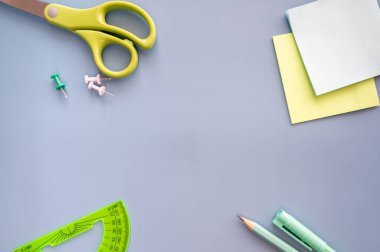 Okula dönelim. Düz yatıyordu. Kırtasiyeli mavi arka plan. Metin için boşluk
