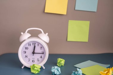 Zaman, deneme yanılma. Saat ve not kağıdı. Son teslim tarihi