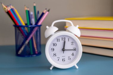 Okula dönüş konsepti. Kitaplar, okul kağıtları ve çalar saat.