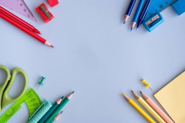 Okula dönelim. Düz yatıyordu. Kırtasiyeli mavi arka plan. Metin için boşluk