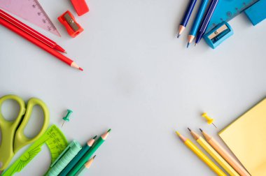 Okula dönelim. Düz yatıyordu. Kırtasiyeli mavi arka plan. Metin için boşluk