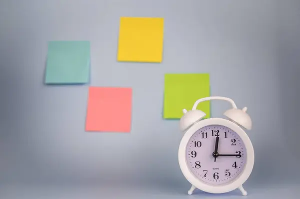 Zaman, deneme yanılma. Saat ve not kağıdı. Son teslim tarihi