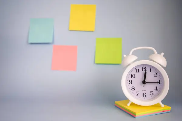 Zaman, deneme yanılma. Saat ve not kağıdı. Son teslim tarihi