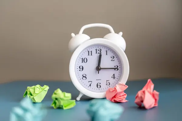 Zaman, deneme yanılma. Saat ve not kağıdı. Son teslim tarihi