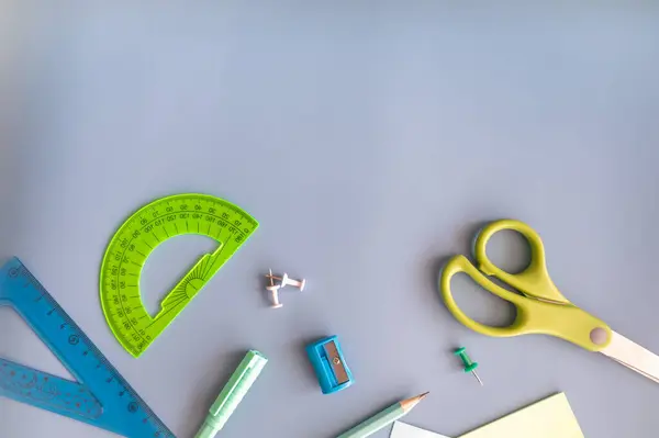 Okula dönelim. Düz yatıyordu. Kırtasiyeli mavi arka plan. Metin için boşluk