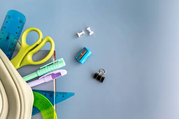 Okula dönelim. Düz yatıyordu. Kırtasiyeli mavi arka plan. Metin için boşluk