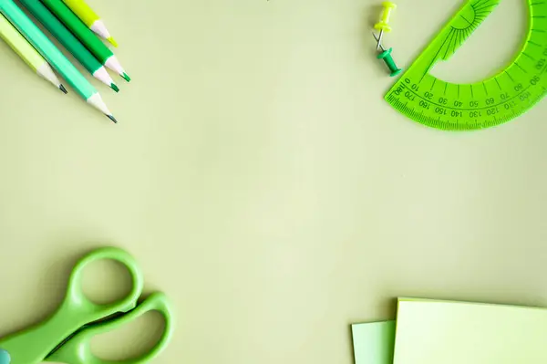 Okula dönelim. Düz yatıyordu. Kırtasiyeli yeşil arka plan. Metin için boşluk