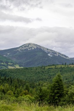 Bulutlu gökyüzü ile dağ manzarası