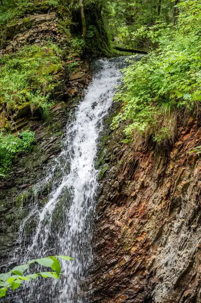 Ukrayna Karpatları 'nda Zhenetsky Huk Şelalesi